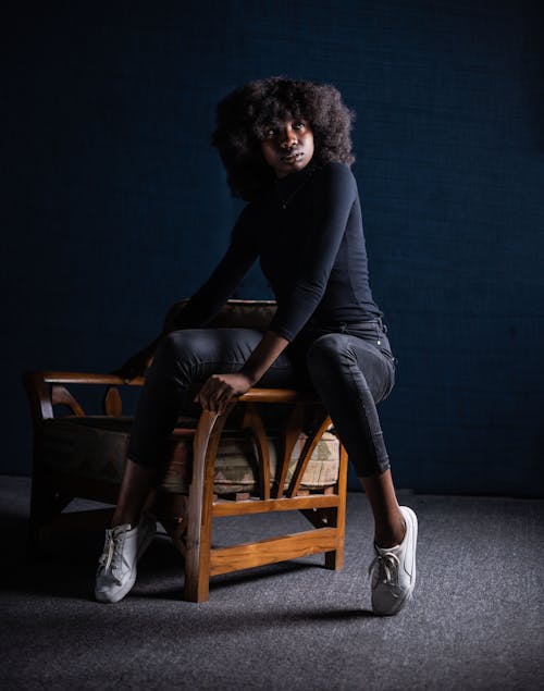 Ingyenes stockfotó afro haj, álló kép, bútor témában