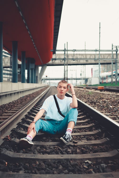 Vrouw Zittend Op De Spoorweg