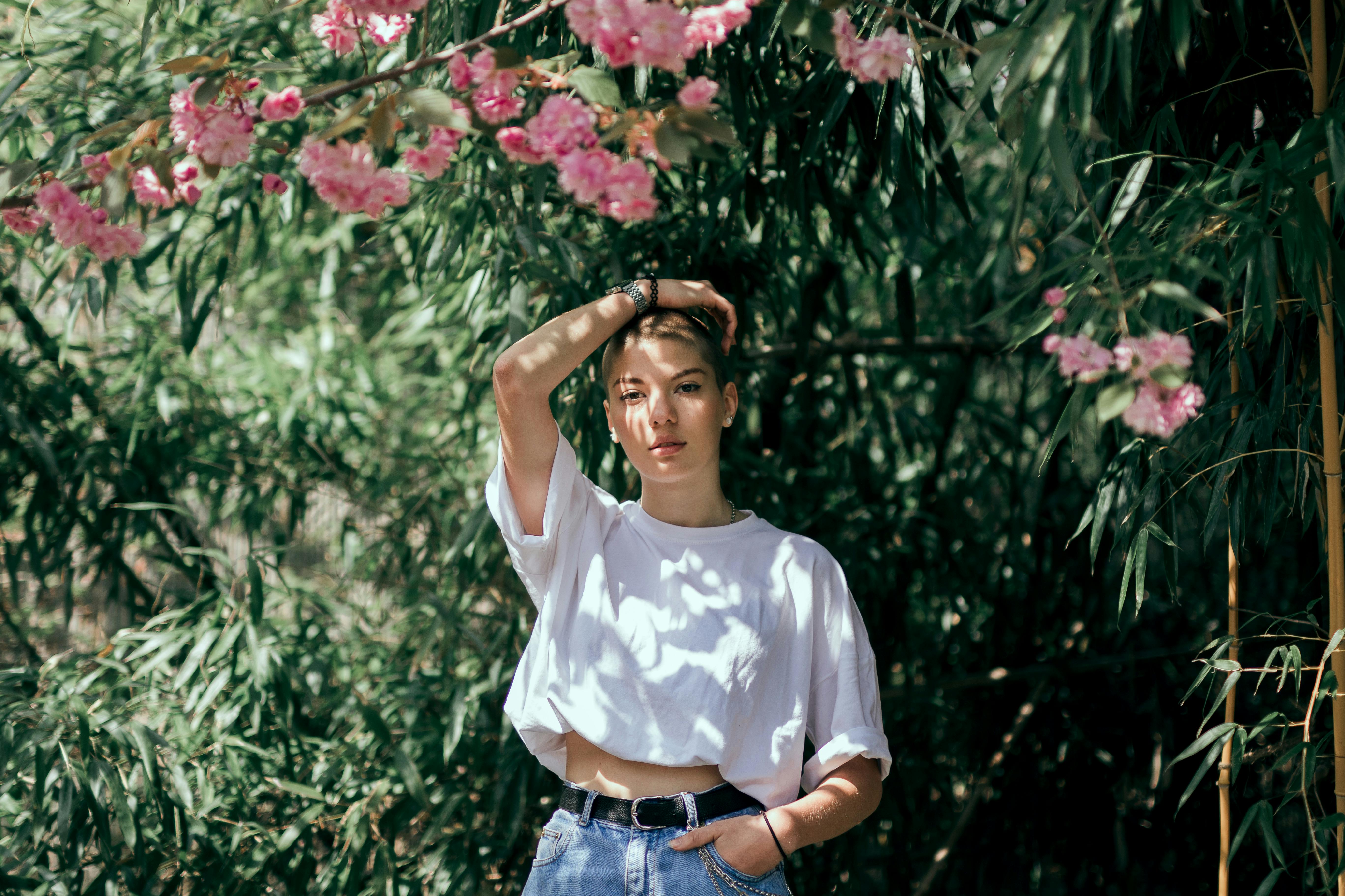 Bezpłatne Zdjęcie Osoby Stojącej W Pobliżu Roślin Zdjęcie z galerii