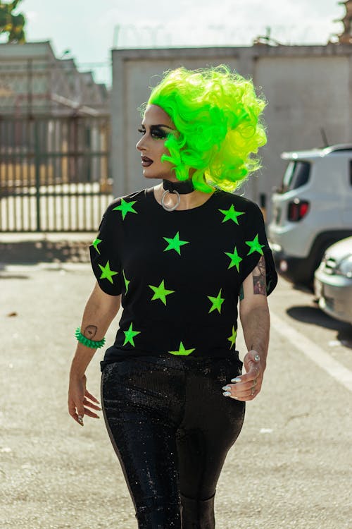 Gratuit Femmes Portant Un T Shirt à Col Rond Imprimé étoiles Noir Et Vert Photos
