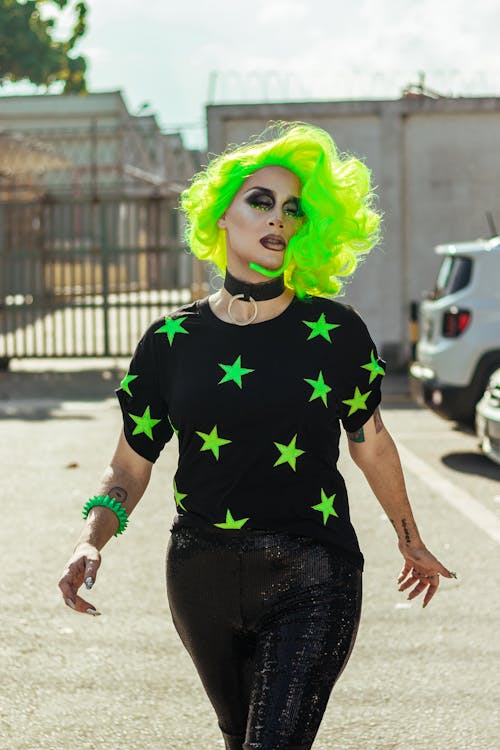 Gratuit Femme Portant Une Chemise Noire Et Verte à Imprimé étoiles Photos
