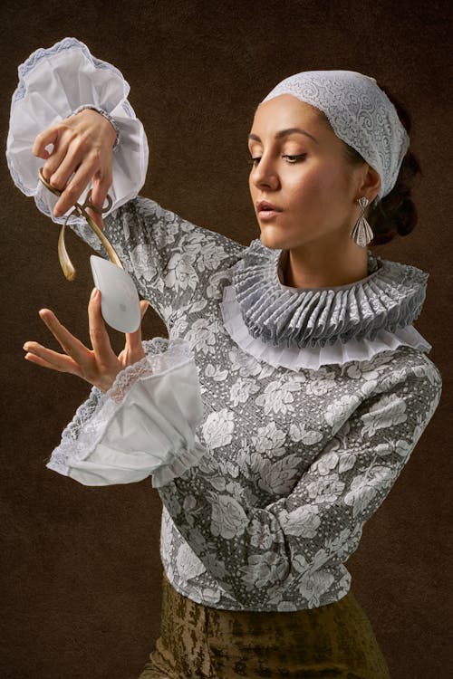 Mujer Sosteniendo Ratón Mágico De Manzana Blanca