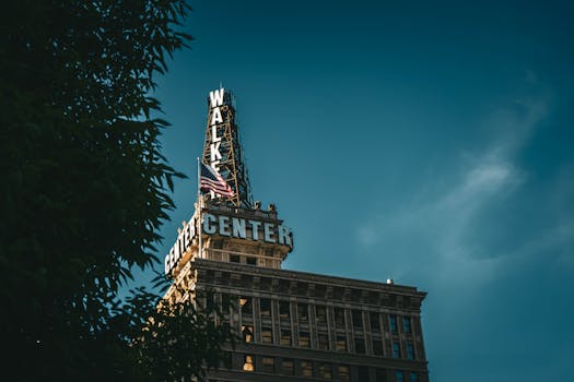 在盐湖城，沃克中心建筑上飘扬的美国国旗被捕捉在蓝天下