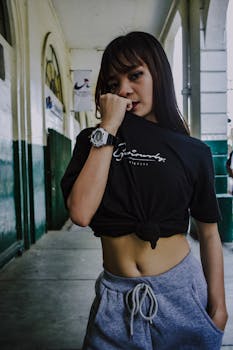 一位穿着街头服装的自信女性摆出时尚姿势，展现休闲风格