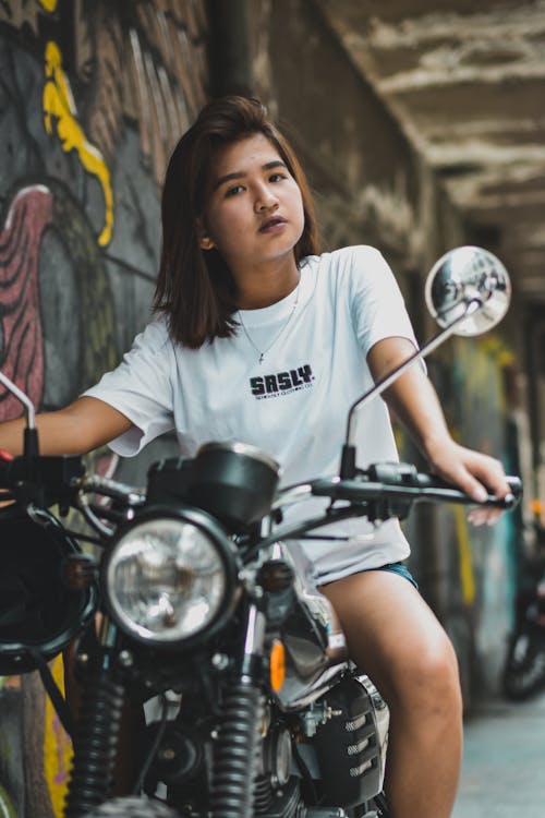 Vrouw Rijden Op Motorfiets Naast Graffiti Muur