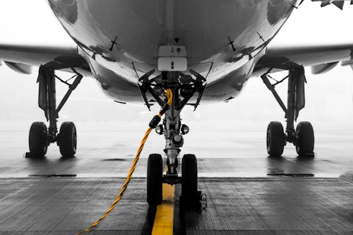 Free Kendaraan Udara Abu Abu Dengan Kabel Berlapis Kuning Di Sekitar Roda Docking Stock Photo