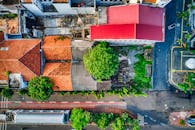 航拍照片展示了雅加达充满活力的屋顶和街道