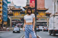 在城市背景中，时尚女性穿着街头服饰拍摄街头时尚