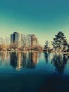 黄昏时分，辛辛那提宁静的天际线倒映在湖面上，捕捉到了城市与自然的和谐