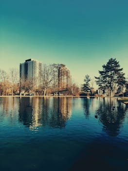 黄昏时分，辛辛那提宁静的天际线倒映在湖面上，捕捉到了城市与自然的和谐