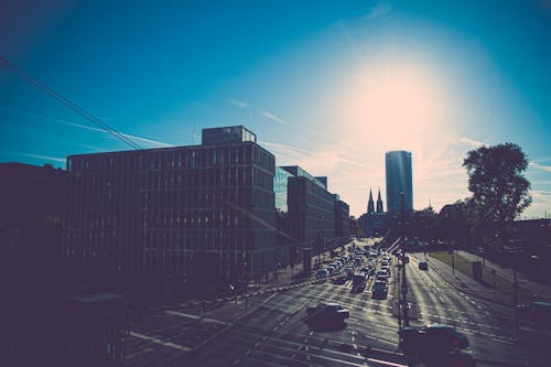 Ilmainen kuvapankkikuva tunnisteilla auringonlasku, auto, kaupungin keskusta