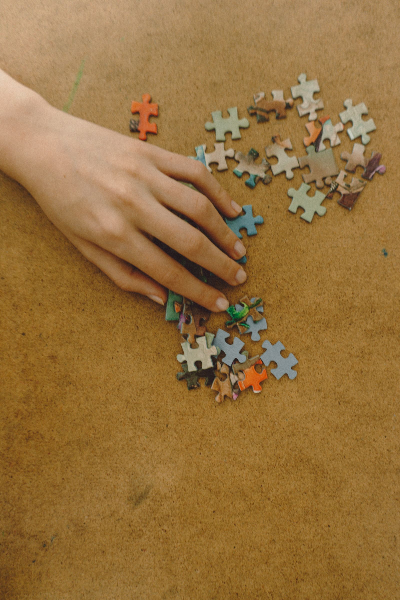 Mains assemblant un puzzle, stimulation cognitive