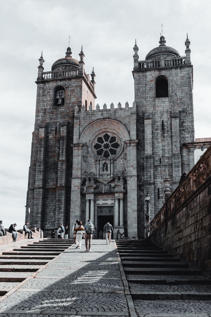 Stone cathedral facade above a wide stair, photo by Cláudio Castro on Pexels