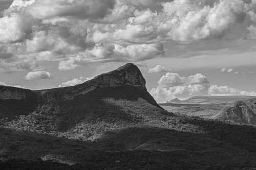 Free Dramatic black and white landscape of a mountain under a cloudy sky in Ibicoara, Brazil. Stock Photo
