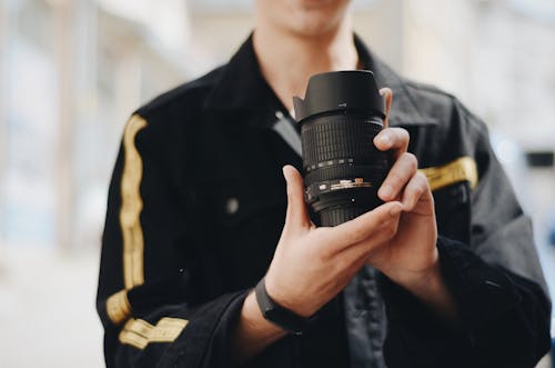 Orang Yang Memegang Lensa Kamera Dslr Hitam