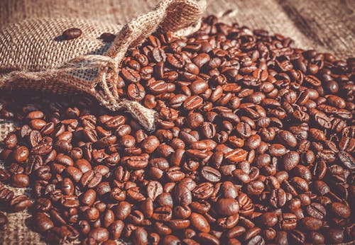 Braune Kaffeebohnen Auf Brauner Oberfläche
