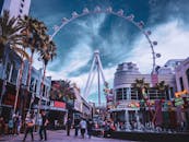 拉斯维加斯内华达州的摩天轮，充满了活力的城市场景