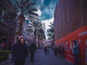 以拉斯维加斯摩天轮为特色的城市街景，展现了城市生活和旅游业的景象