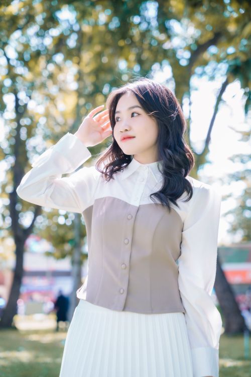 Free Chic portrait of an Asian woman standing outdoors in a stylish outfit. Stock Photo