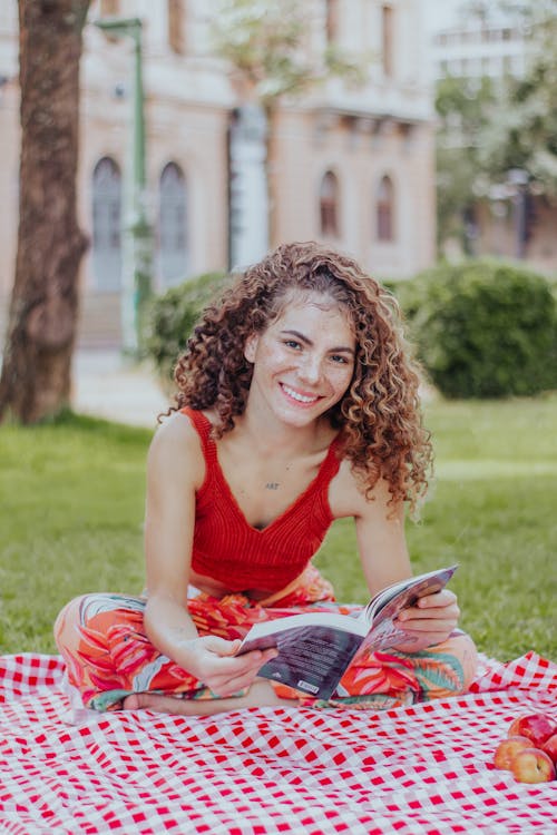 Foto profissional grátis de alegria, ao ar livre, bonita