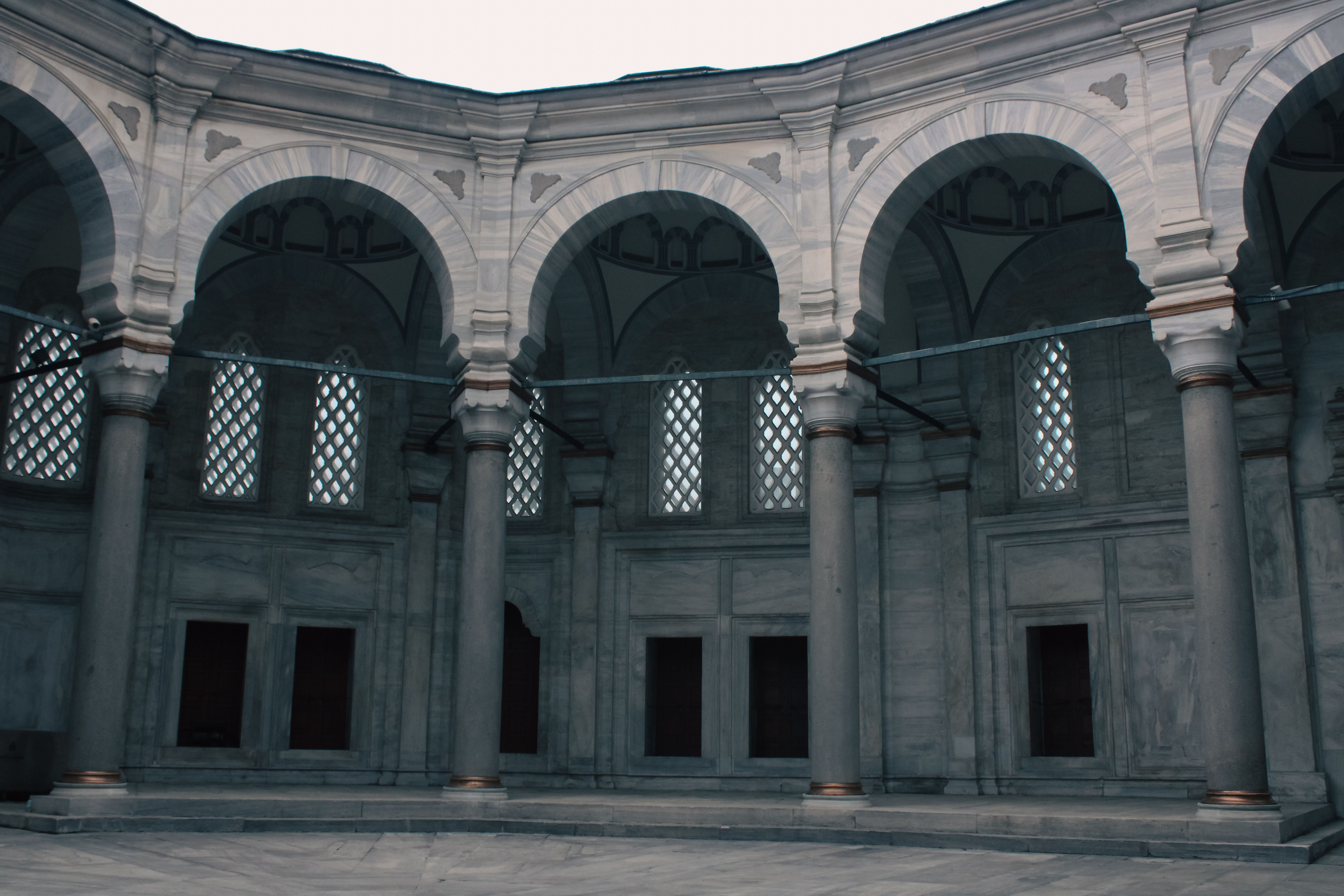 The interior of a large building with arches · Free Stock Photo