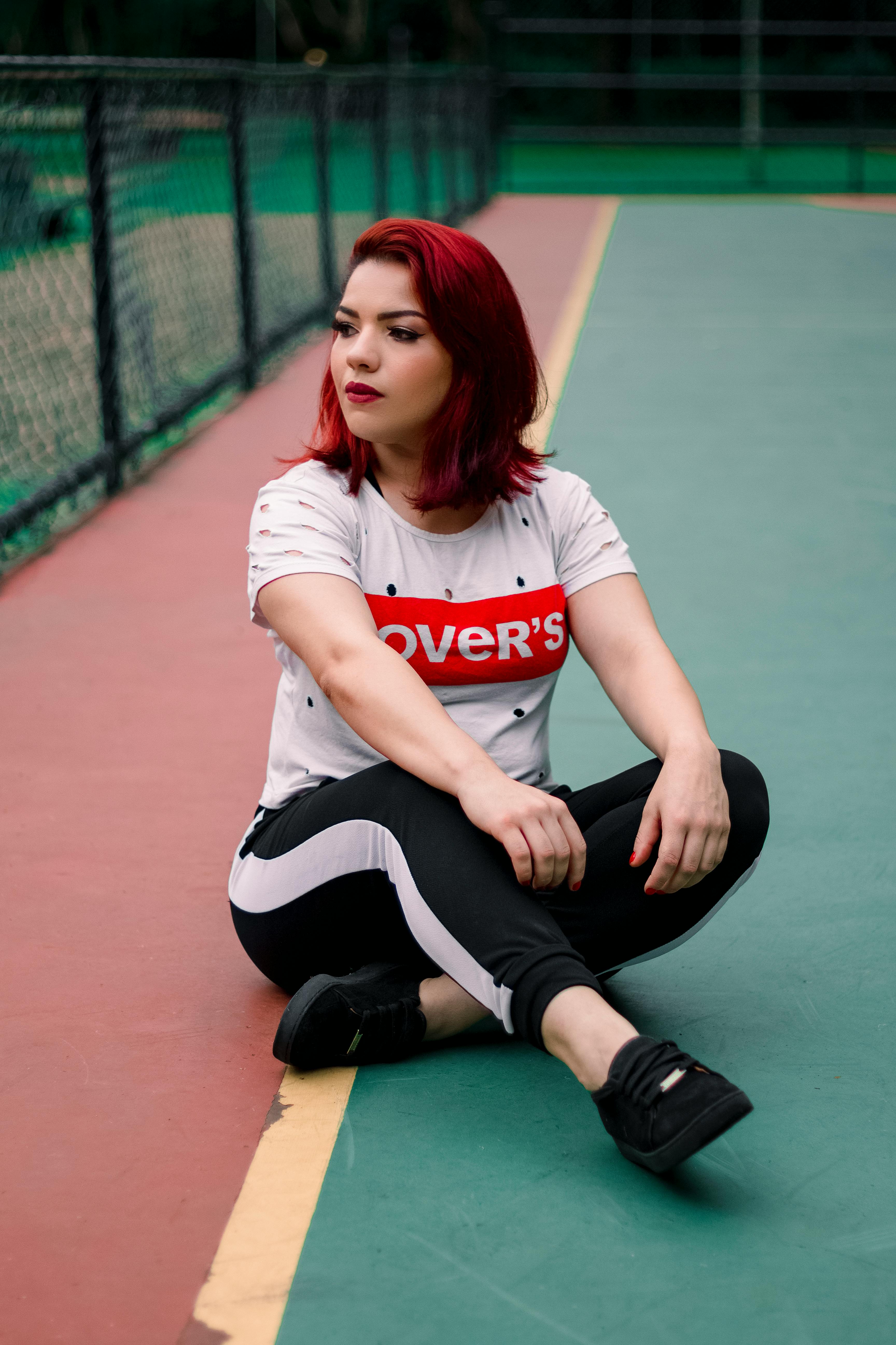 网球场上，一位红发时尚女子随意坐在圣保罗