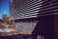 现代百叶窗与抽象建筑元素反映了城市场景