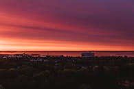 沿海城市和大海上，日落景色充满活力