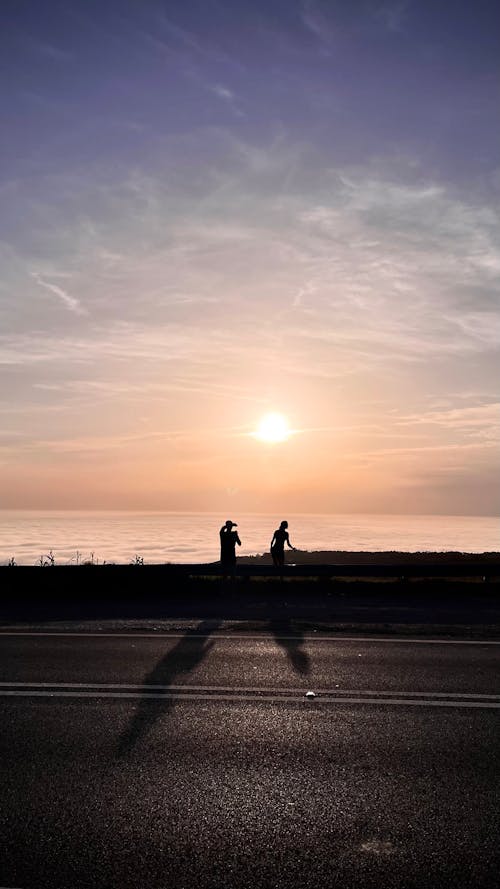 Fotos de stock gratuitas de carretera asfaltada, gente, horizonte