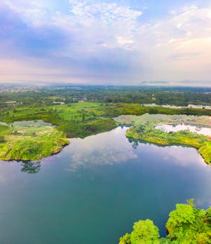 印度尼西亚万丹郁郁葱葱的乡村，鸟瞰壮丽，水中倒影相映成趣