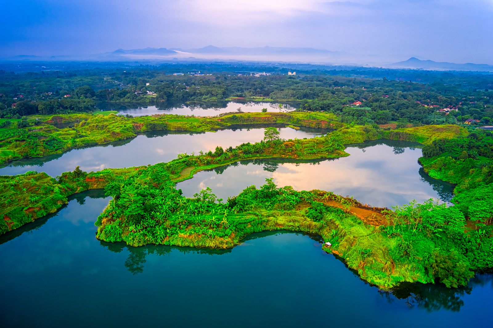 Vista de los lagos volcánicos y el archipiélago de Nosy Be desde Mont Passot.