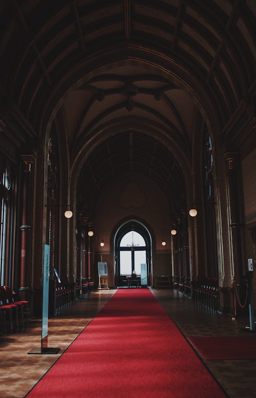 Entrada Da Catedral Em Arco Com Tapete Vermelho