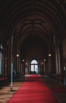 这座哥特式大教堂内部优雅，设有红地毯过道和引人注目的拱门
