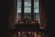 用餐环境舒适优雅，透过大窗户可欣赏乡村景观，非常适合放松身心