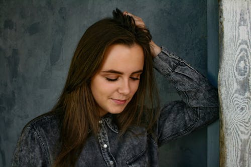 Ilmainen kuvapankkikuva tunnisteilla asu, brunette, denim