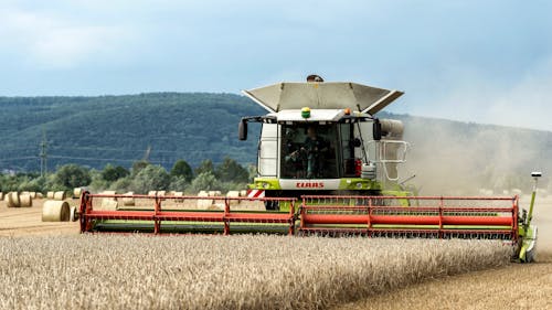 Darmowe zdjęcie z galerii z chłop, ciągnik, gospodarstwo