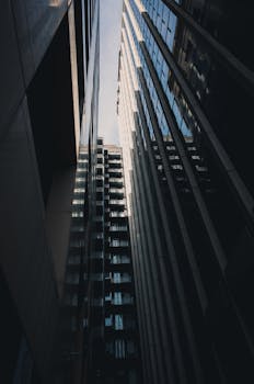 城市环境中，玻璃反射下的现代摩天大楼低角度视图