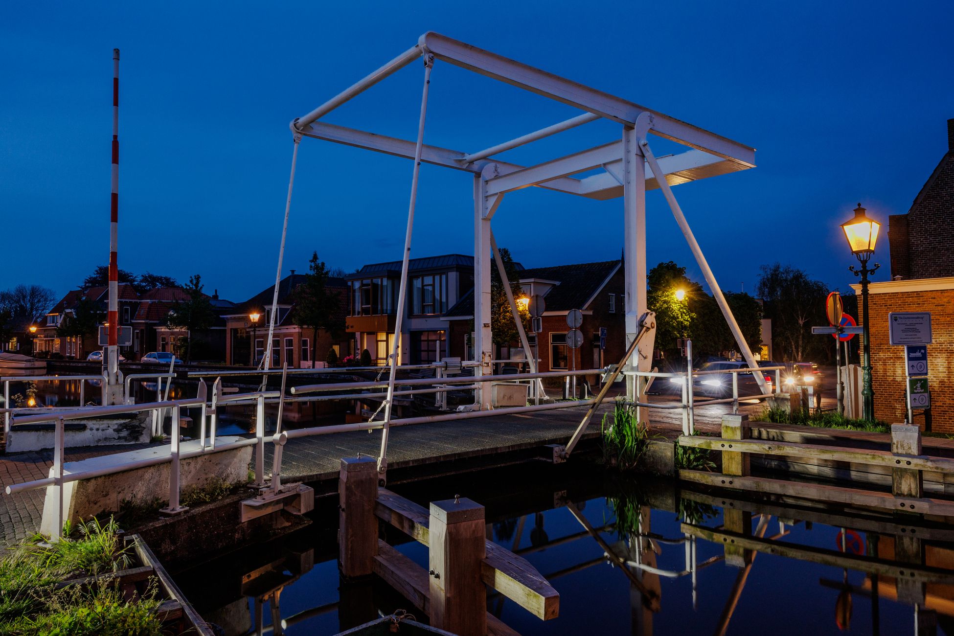 Schade aan nieuwe brug door warm weer