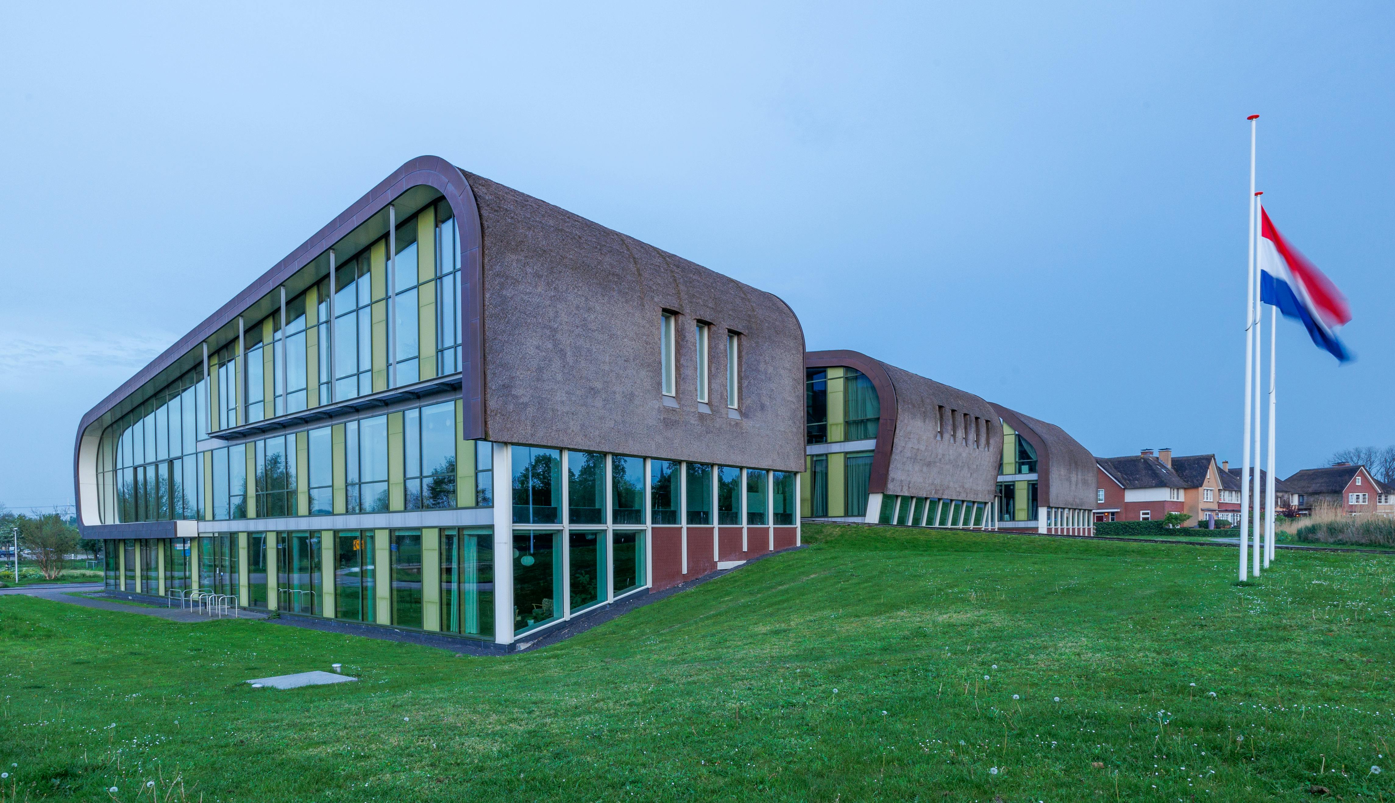 Hollanda'da ikamet kaydı ve resmi prosedürler için hazırlık yapan bir kişi, masada Avrupa Birliği pasaportu ve Hollanda temalı belgeler.