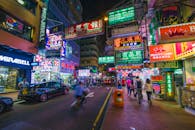 探索这个令人惊叹的夜间场景，体验充满活力的霓虹灯街道和繁忙的夜生活