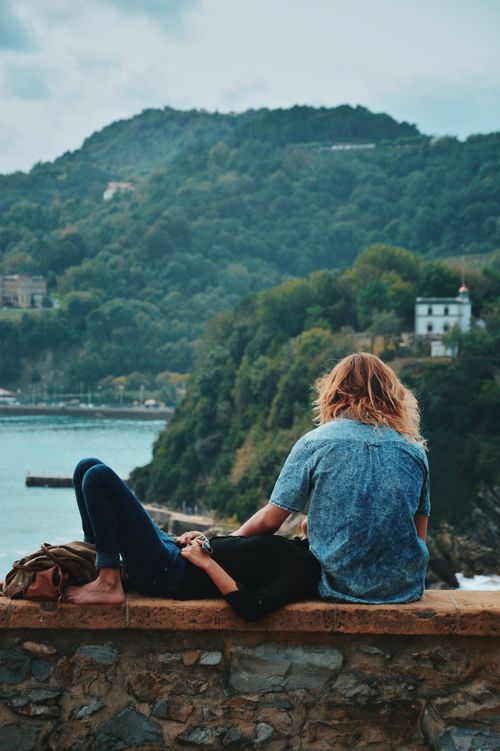 Free Couple enjoying a romantic moment overlooking a beautiful coastal landscape. Stock Photo