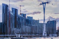 伦敦的城市天际线以现代建筑和泰晤士河上的缆车为特色