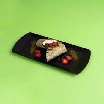 Wrap de légumes rôtis et de quinoa avec sauce tzatziki