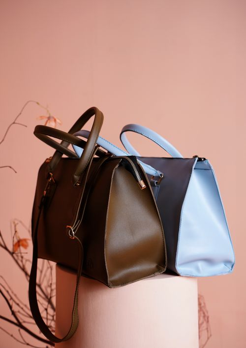 Free Chic designer handbags displayed in an elegant studio setup, highlighting modern fashion accessories. Stock Photo