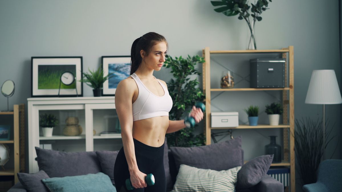 Treino de força em casa com halteres