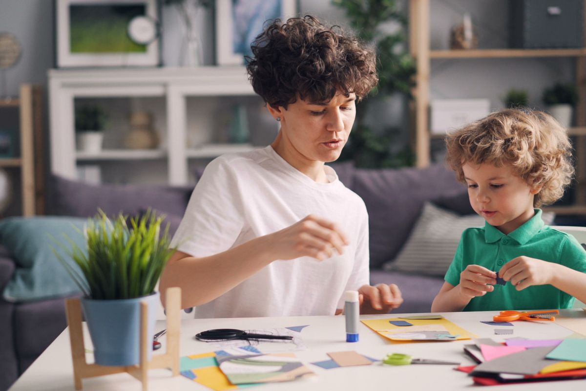 DIY-Papierblumen mit Kindern: Basteln mit einfachen Materialien — Fertiges Werk