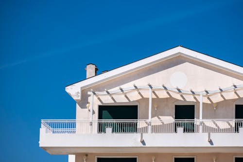 Бесплатное стоковое фото с Балкон, белый, голубое небо