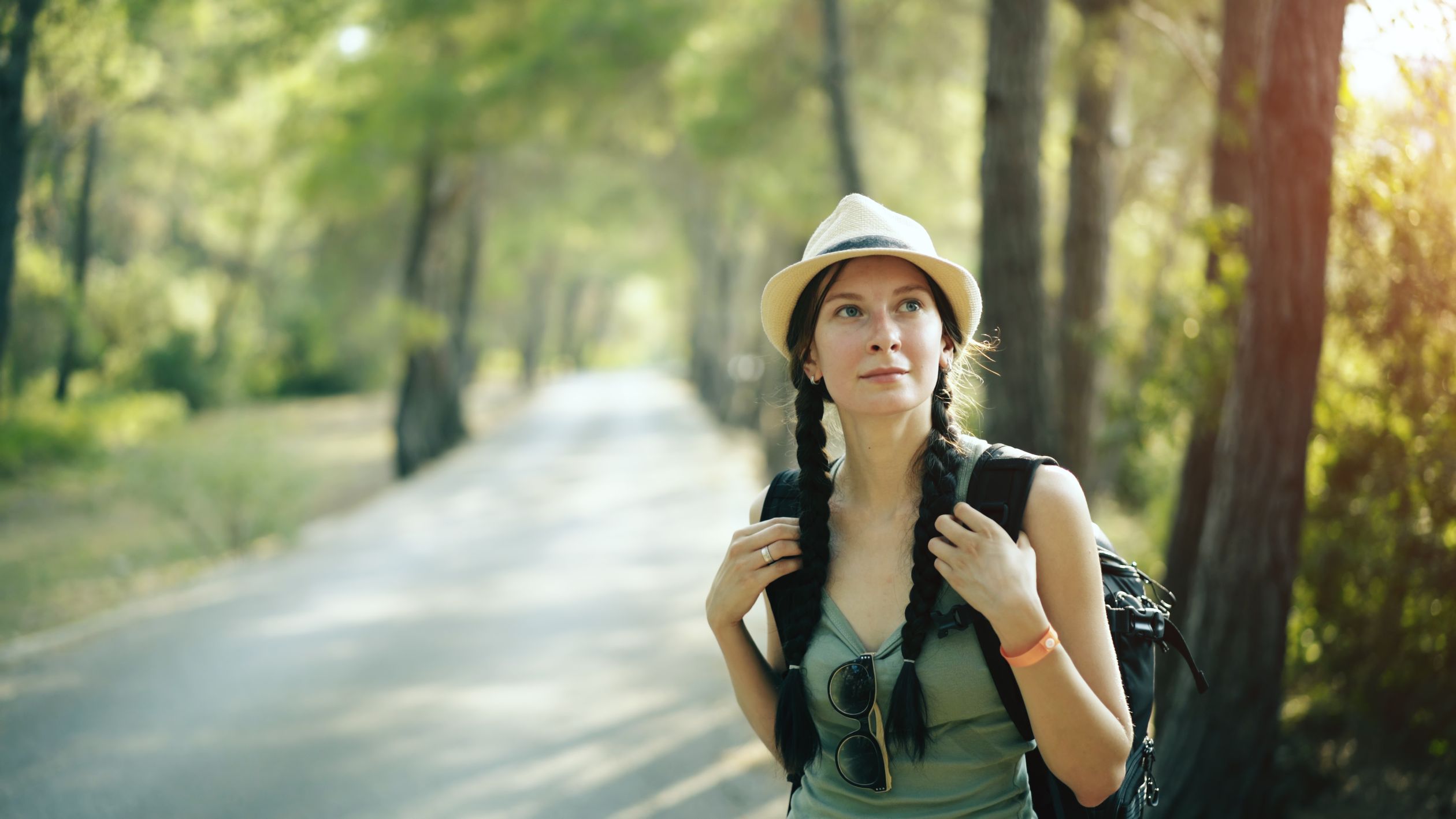 Mulher praticando caminhada leve ao ar livre, uma estratégia simples e eficaz para aumentar a sensibilidade à insulina