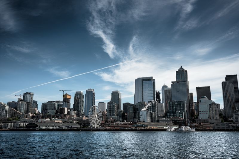 Vue dramatique de la skyline de Seattle avec la grande roue emblématique.