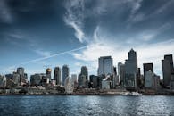 西雅图的天际线景色壮丽，以海滨和标志性的摩天轮为特色